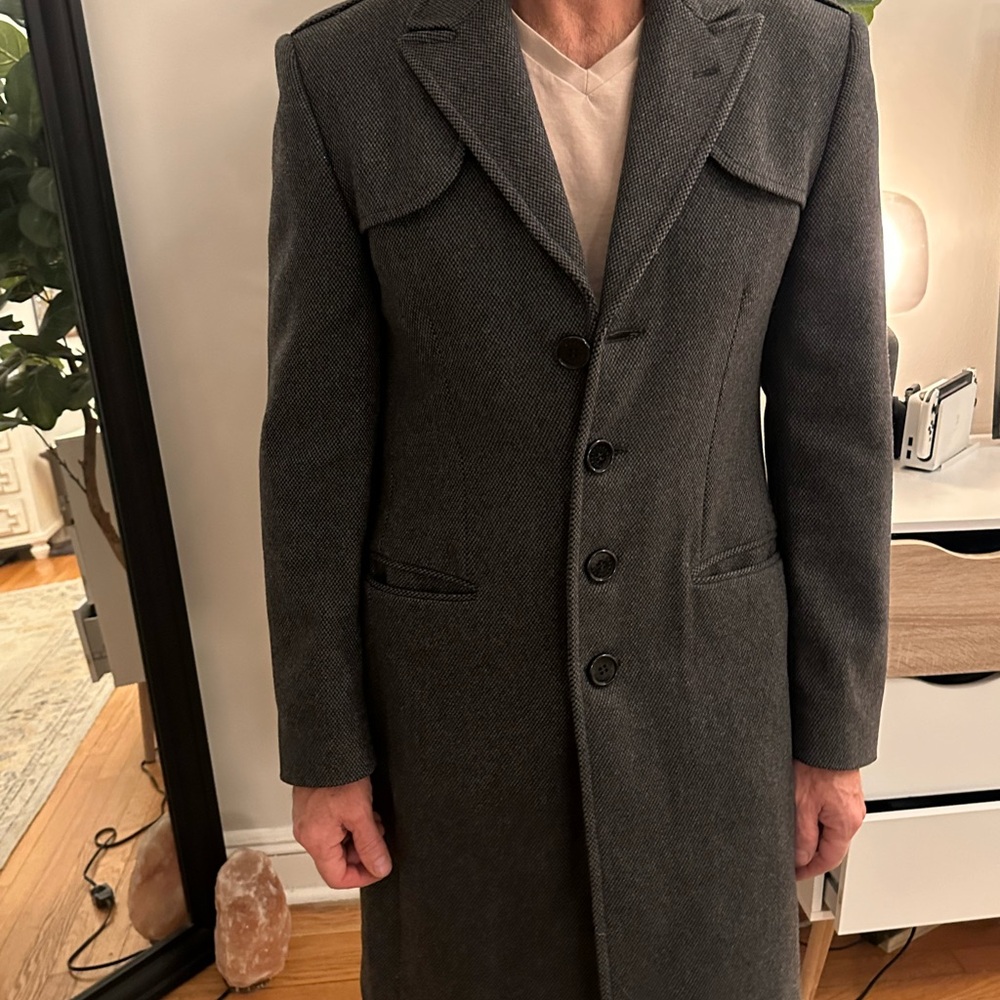 Gray Trench Coat with Classic Design and Structured Shoulders